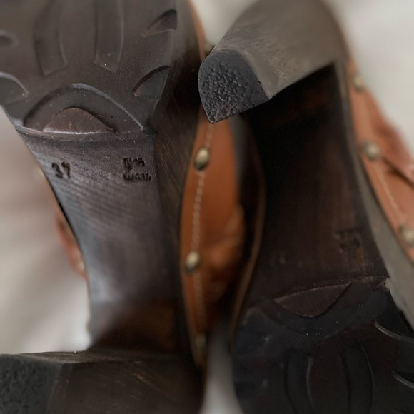 Sbicca Braided Cognac Clogs - Picture 3 of 3